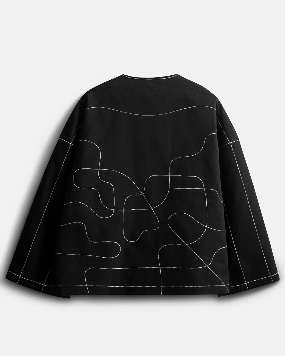Jaket kolaborasi tampak belakang, dengan garis Ryan dijahit benang putih.