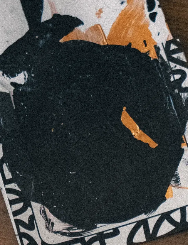 Bidang yang dicat hitam, dengan garis Ryan di tepinya.
